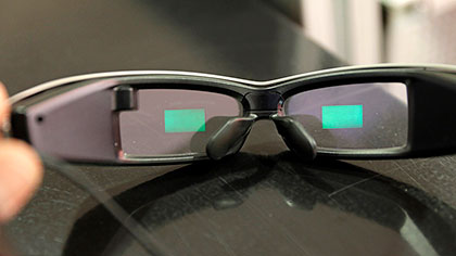 Nahaufnahme: digitale Brille für hörbehinderte Fußballfans.
