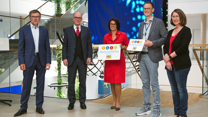 Gruppenbild: Präsentation des Signets „Bayern barrierefrei“ im Besucherzentrum. 