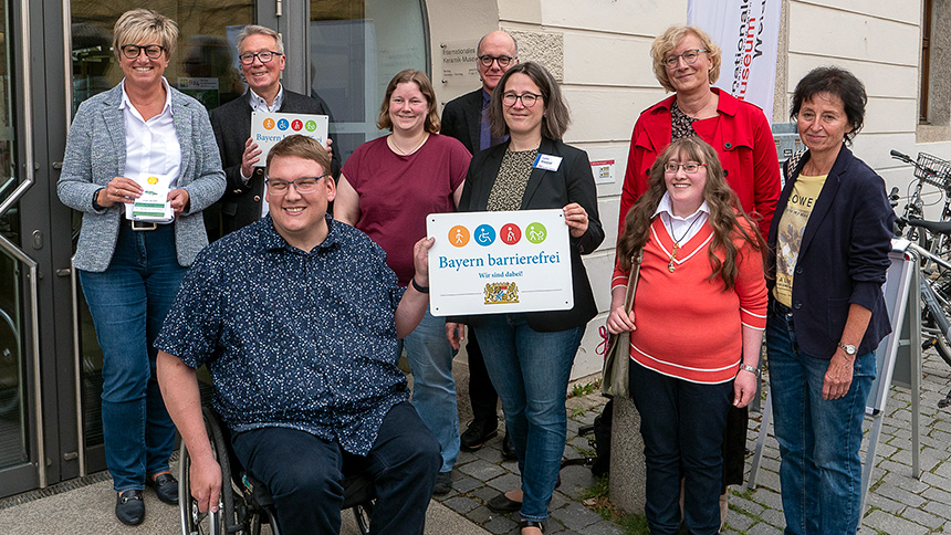 Gruppenbild: Präsentation des Signets „Bayern barrierefrei“ vor der Regionalbibliothek Weiden.