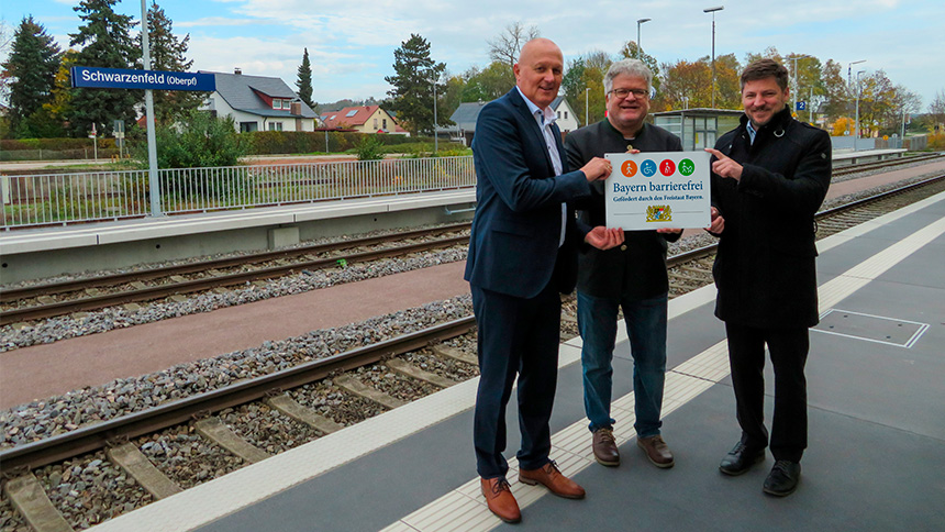 Gruppenbild: Übergabe des Signets „Bayern barrierefrei“.