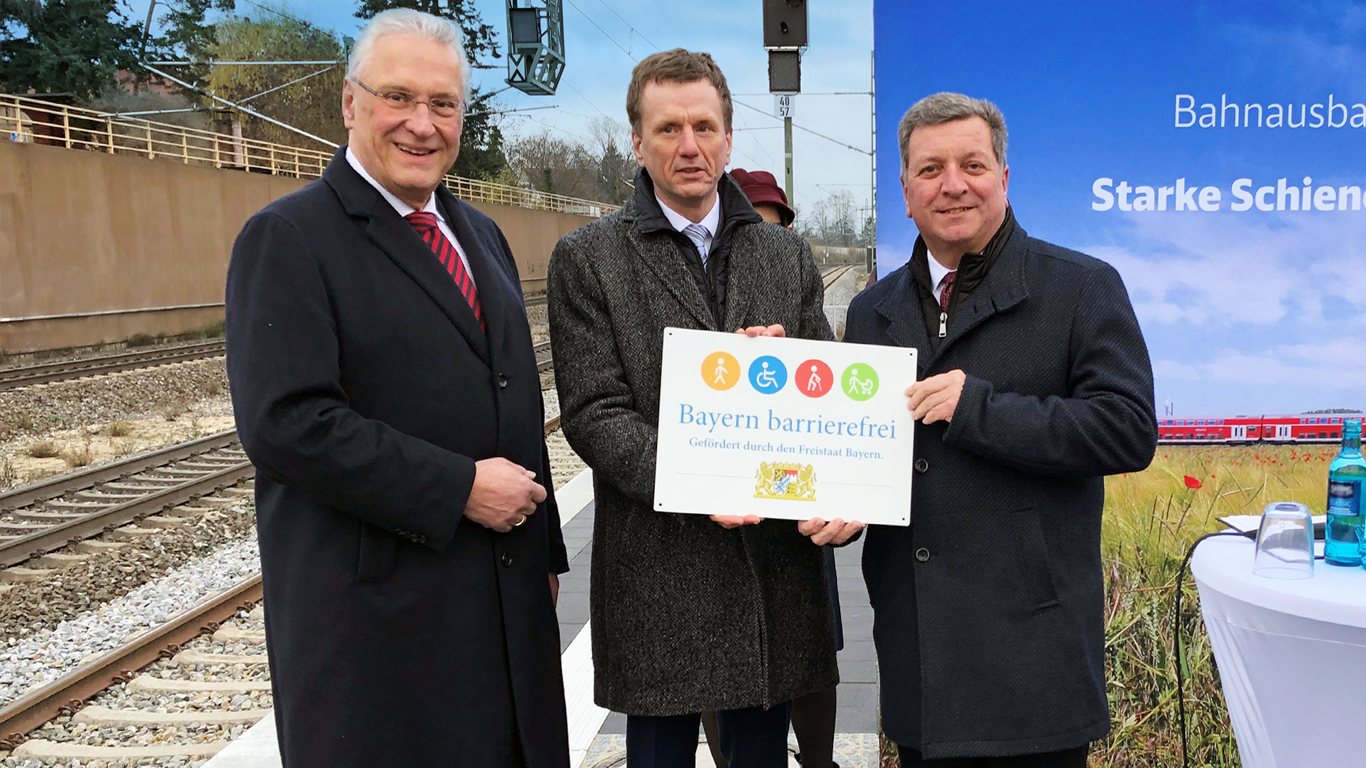 Gruppenbild: Übergabe des Signets „Bayern barrierefrei“.