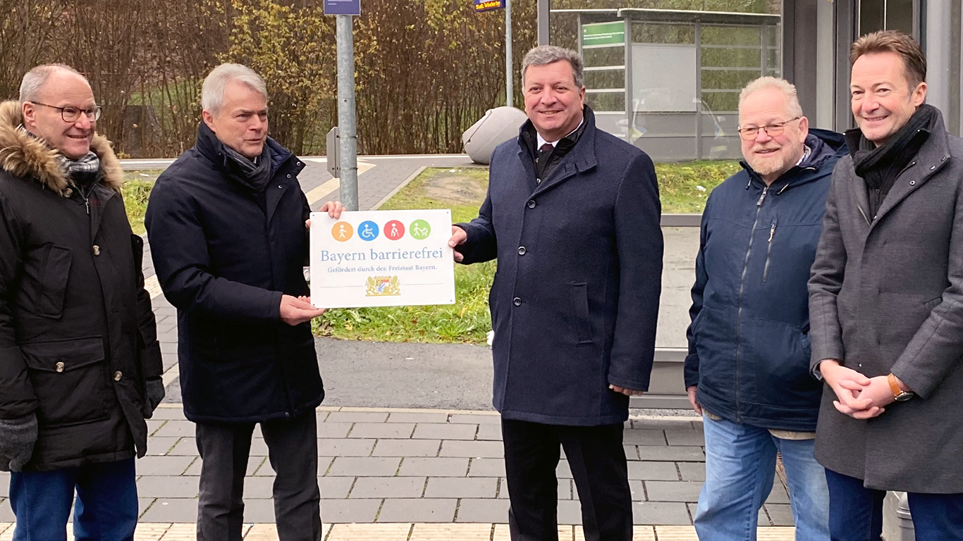 Gruppenbild: Übergabe des Signets „Bayern barrierefrei“.