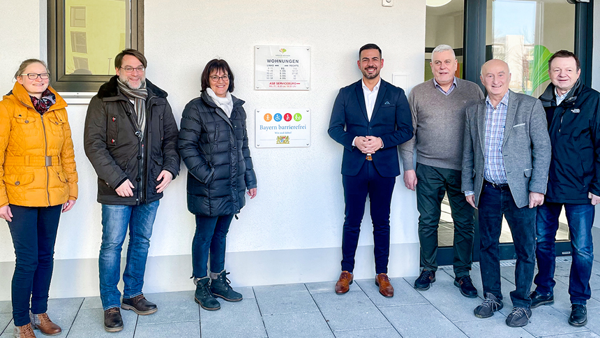 Gruppenbild: mehrere Personen vor dem Signet „Bayern barrierefrei“.