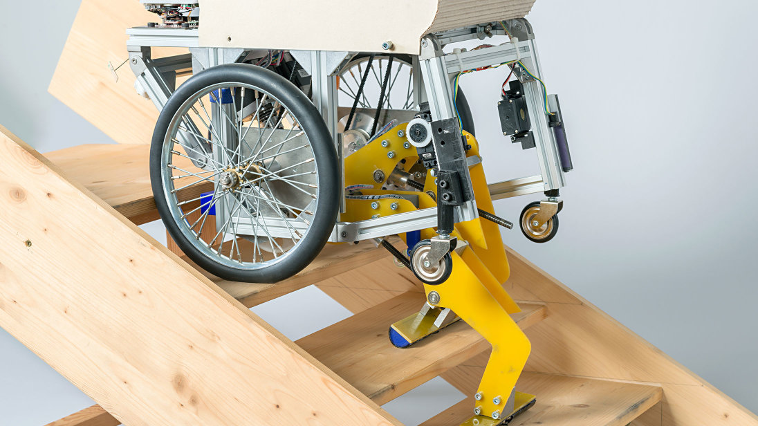 Treppensteigender Rollstuhl mit einem Antrieb, der dem menschlichen Bein ähnelt.