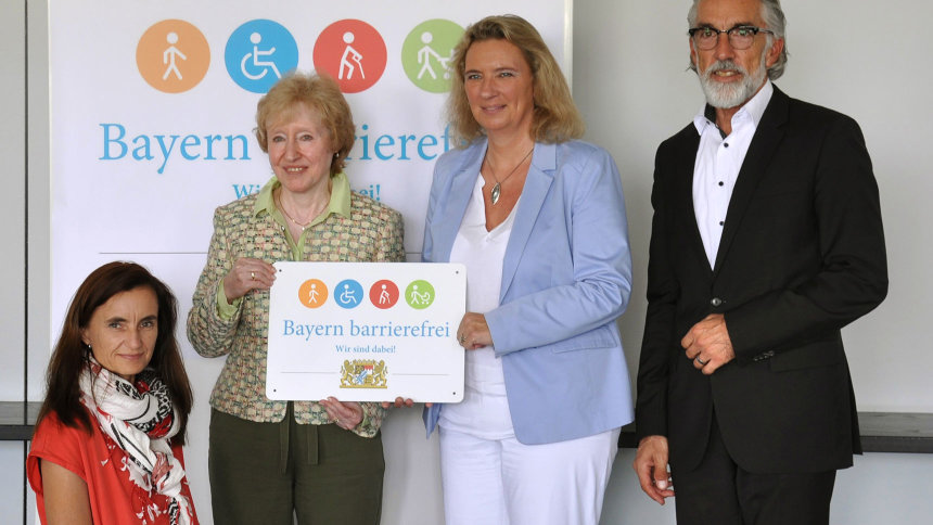 Gruppenbild: Übergabe des Signets „Bayern barrierefrei“.