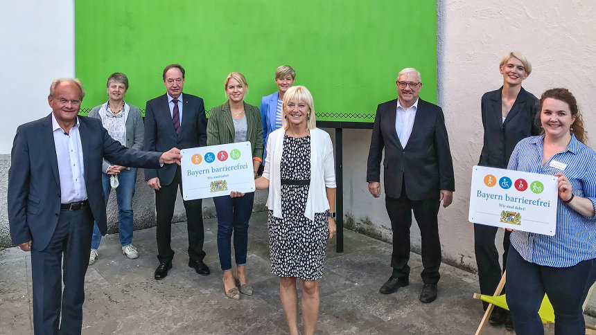 Gruppenbild: Übergabe des Signets „Bayern barrierefrei“.