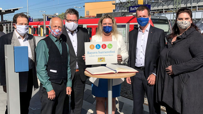 Gruppenbild: Übergabe des Signets „Bayern barrierefrei“.