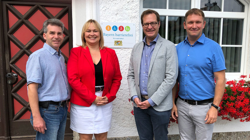 Gruppenbild: Übergabe des Signets „Bayern barrierefrei“.