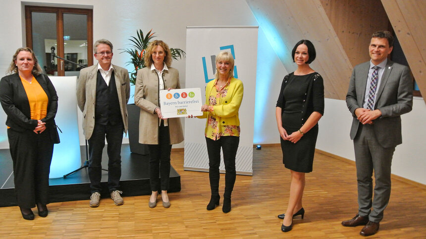 Gruppenbild: Übergabe des Signets „Bayern barrierefrei“. 