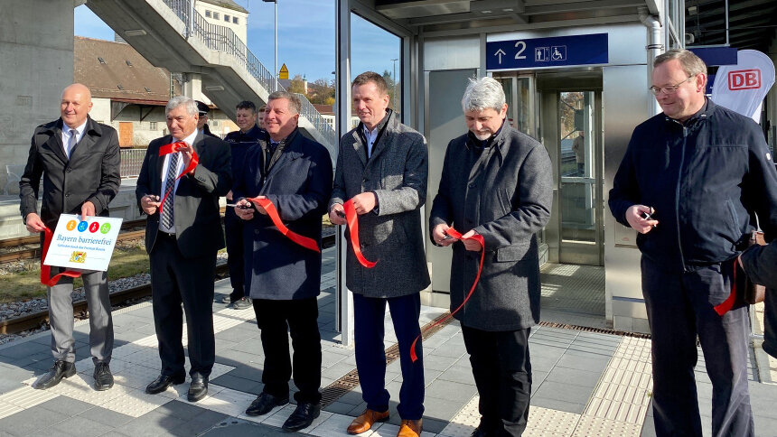 Gruppenbild: Übergabe des Signets „Bayern barrierefrei“.