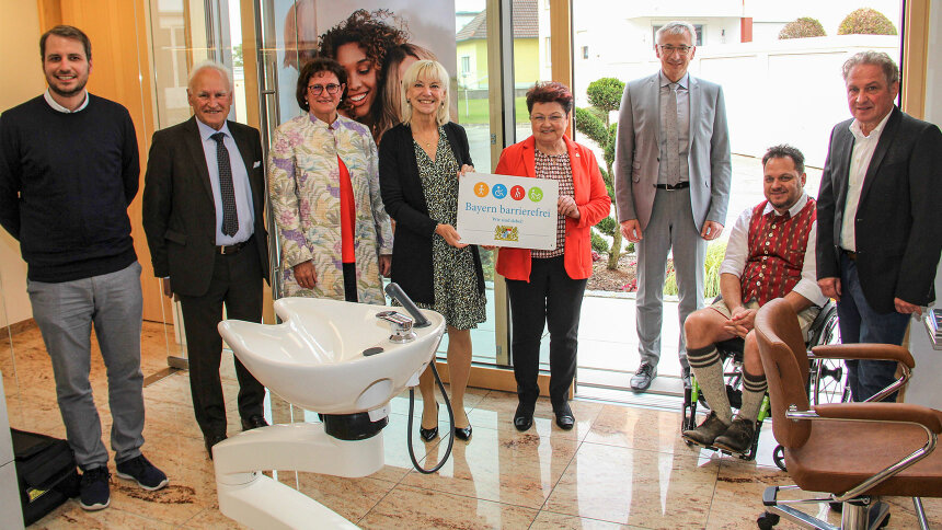 Gruppenbild: Übergabe des Signets „Bayern barrierefrei“.