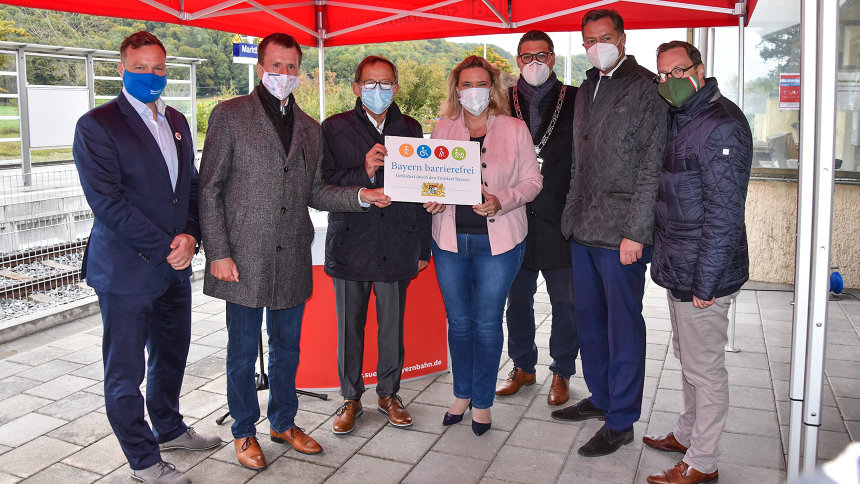 Gruppenbild: Übergabe des Signets „Bayern barrierefrei“.