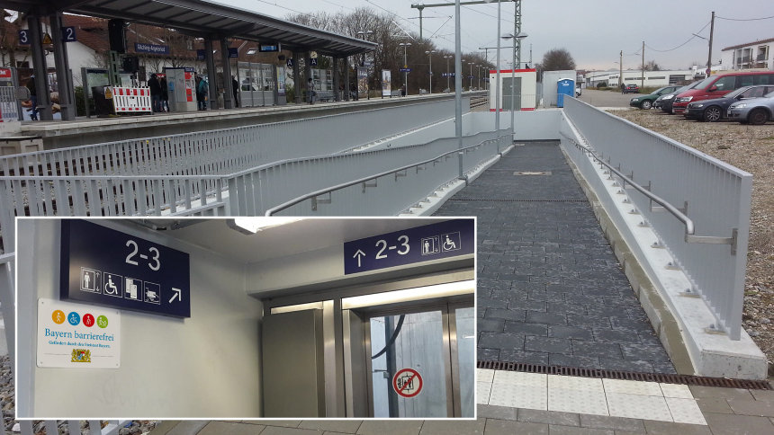 Collage aus zwei Bildern. Großes Bild: Bahnhofsgelände und Langrampe. Kleines Bild: Aufzug und Schilder.