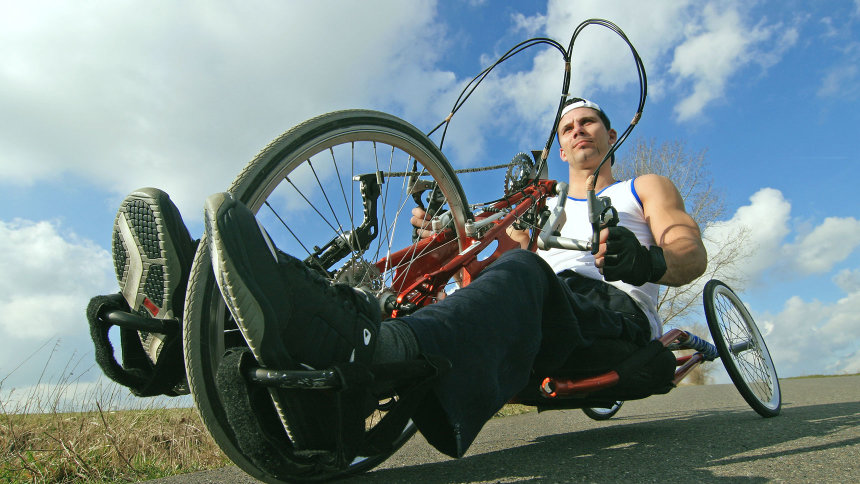 Junger Mann fährt Handbike.