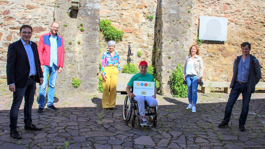 Gruppenbild: mehrere Personen mit dem Signet „Bayern barrierefrei“. 