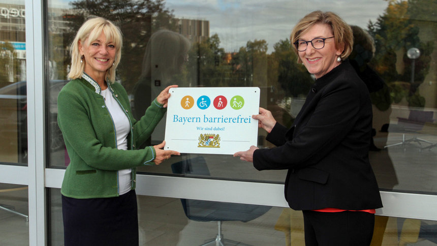 Gruppenbild: Übergabe des Signets „Bayern barrierefrei“.