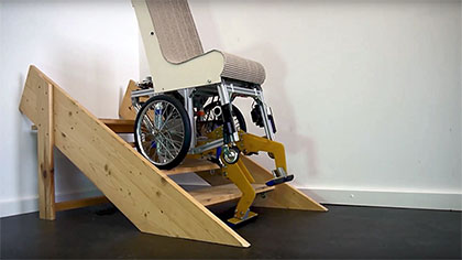 Elektronisch gesteuerte „Füße“ stemmen den Rollstuhl von einer Treppenstufe auf die nächste.