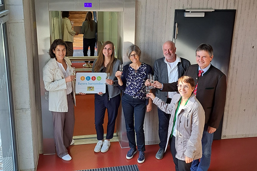 Gruppenbild: Übergabe des Signets „Bayern barrierefrei“