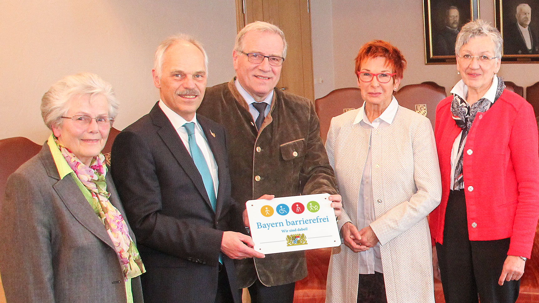 Gruppenbild: Übergabe des Signets „Bayern barrierefrei“.