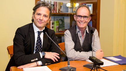 Veranstaltungsfoto: Wolfgang Hartmann und Martin Pfisterer lesen auf einer Bühne.