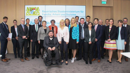 Gruppenfoto im Bayerischen Sozialministerium: Teilnehmende des Ausschusses.