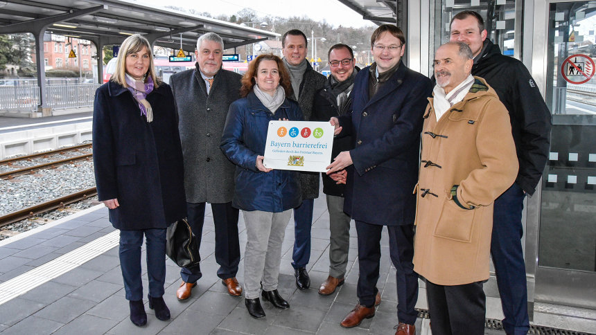 Gruppenbild: Übergabe des Signets „Bayern barrierefrei“.