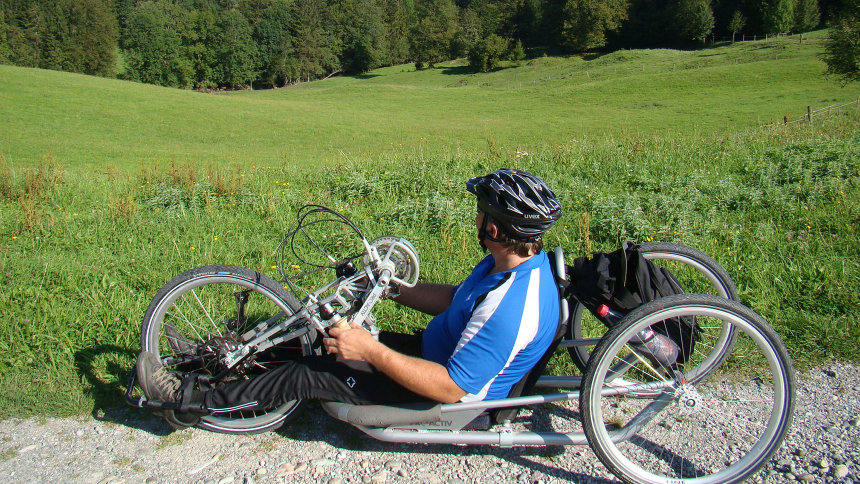 Ein Radfahrer auf seinem Handbike.