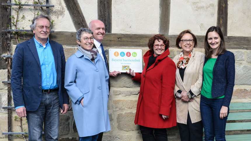 Gruppenbild: Übergabe des Signets „Bayern barrierefrei“.