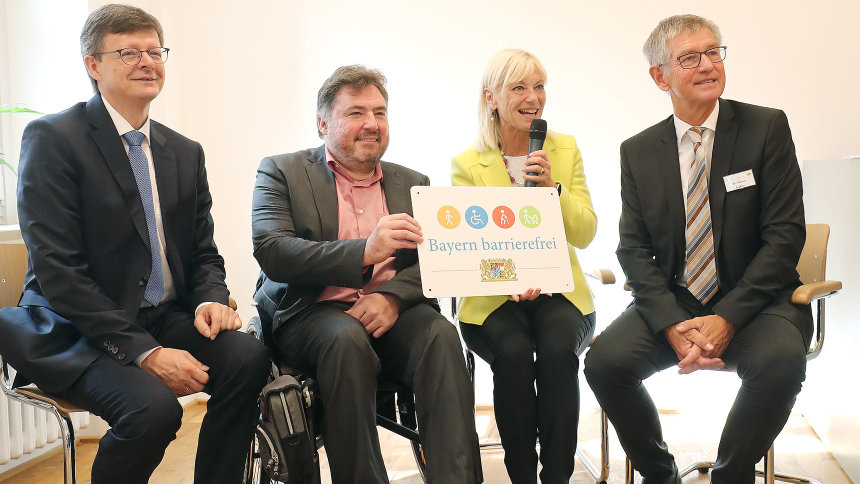 Gruppenbild: Übergabe des Signets „Bayern barrierefrei“.