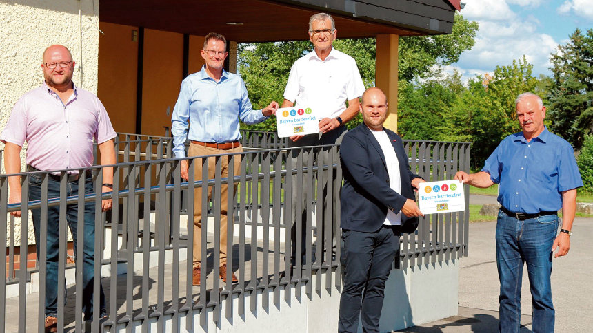 Gruppenbild: Übergabe des Signets „Bayern barrierefrei“.