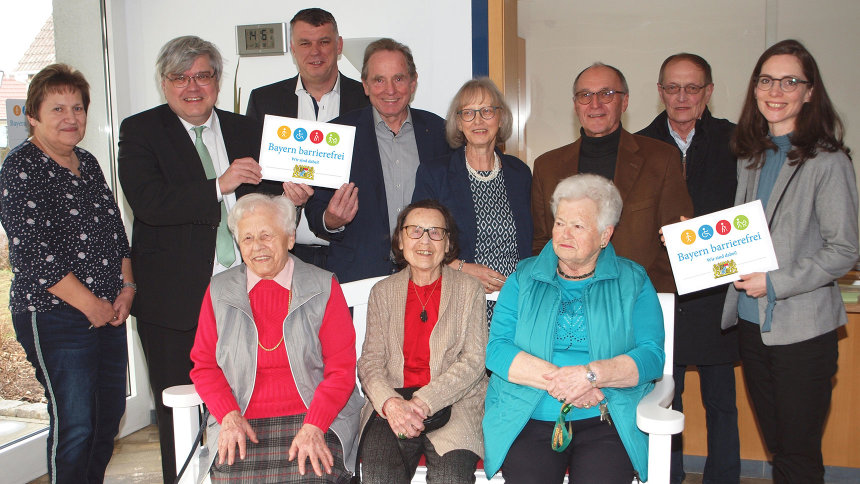 Gruppenbild: Übergabe des Signets „Bayern barrierefrei“.