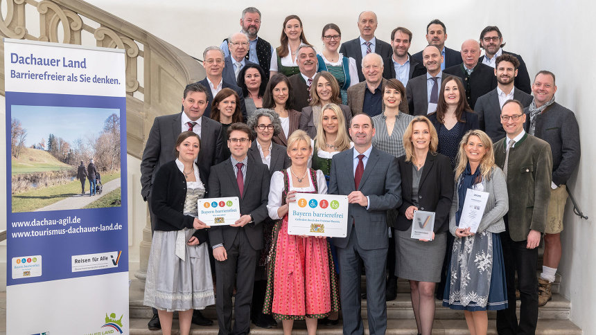 Gruppenbild: Übergabe des Signets „Bayern barrierefrei“.