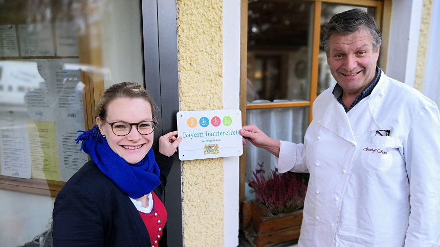Übergabe des Signets „Bayern barrierefrei“.