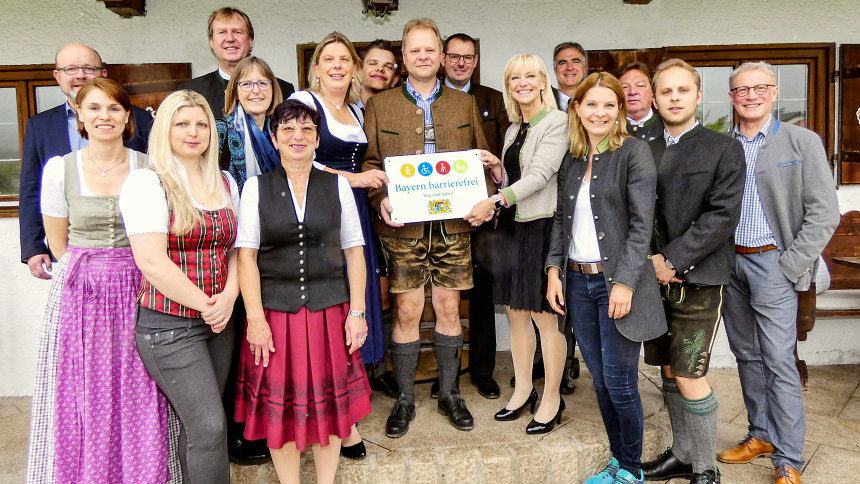 Gruppenbild: Übergabe des Signets „Bayern barrierefrei“.