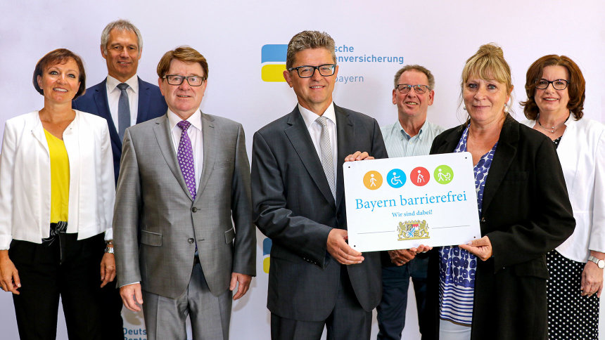 Gruppenbild zur Übergabe des Signets „Bayern barrierefrei“.