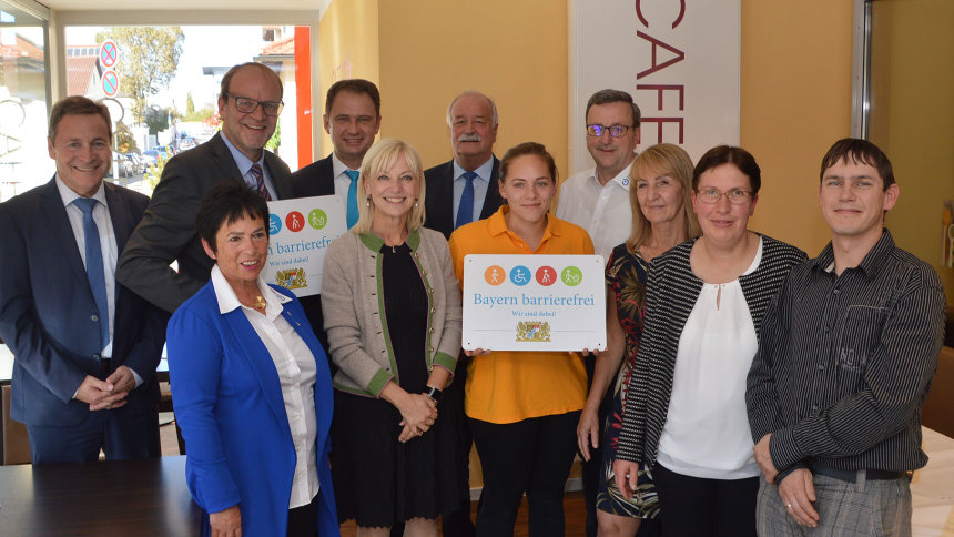 Gruppenbild: Übergabe des Signets „Bayern barrierefrei“.