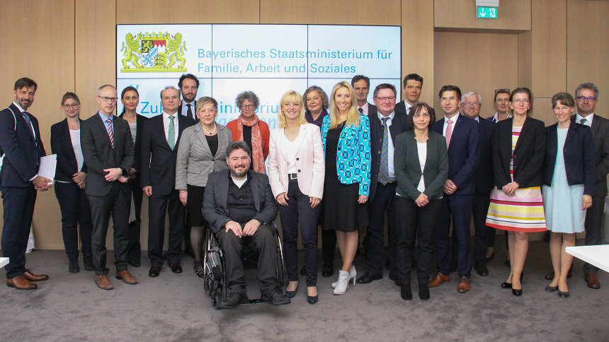 Gruppenbild: Carolina Trautner mit Sitzungsteilnehmerinnen und -teilnehmern.