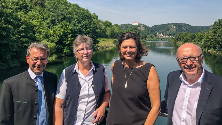 Bayerns Landtagspräsidentin Ilse Aigner mit drei weiteren Personen an Deck eines Ausflugsschiffs.