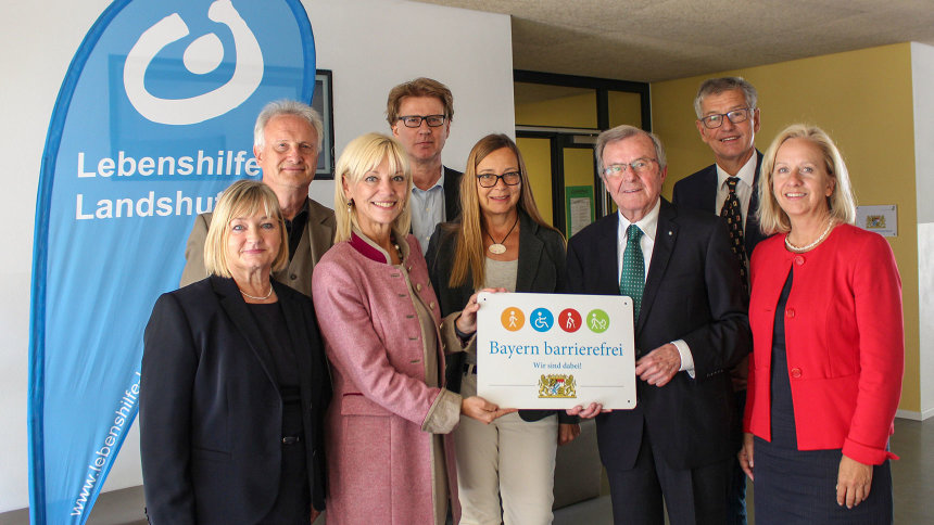 Gruppenbild: Übergabe des Signets „Bayern barrierefrei“.