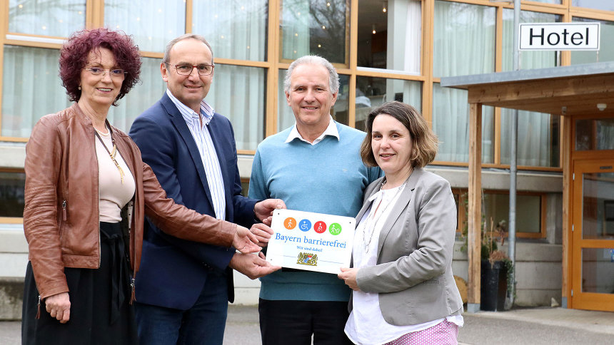 Gruppenbild: Übergabe Signet Bayern Barrierefrei.