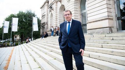 Alfred Forchel steht vor dem Universitätsgebäude.