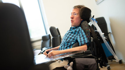 Christoph Wendel in seinem elektrischen Rollstuhl.