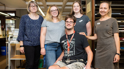 Leonard Zenke mit seiner Chefin und seinen Kolleginnen in der Bibliothek.