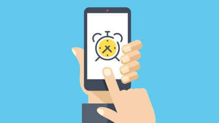 Illustration: Jemand hält ein Smartphone mit einer Wecker-App in der Hand.