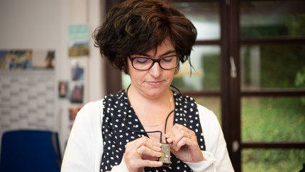 Sandra Mölter bedient eine induktive Höranlage.