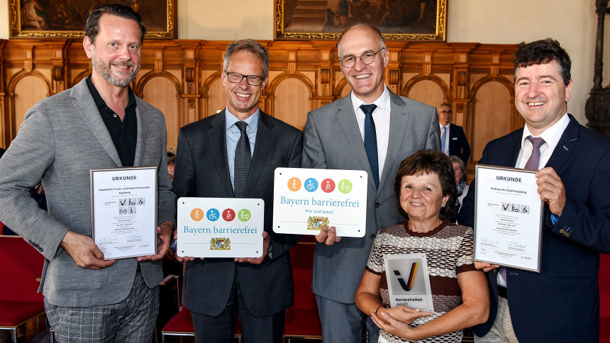 Gruppenbild: Übergabe des Signets „Bayern barrierefrei“.