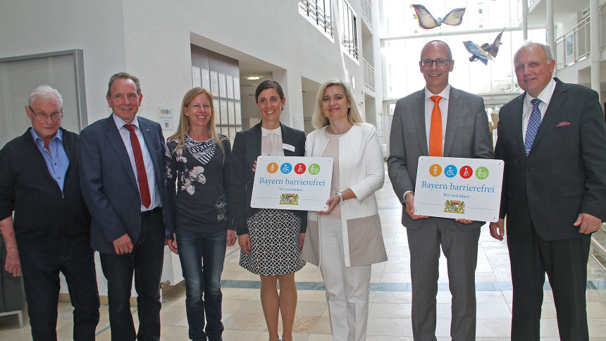 Gruppenbild: Übergabe des Signets „Bayern barrierefrei“.