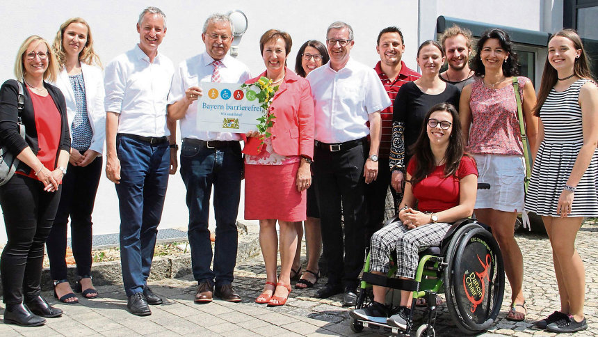 Gruppenbild zur Präsentation des Signets „Bayern barrierefrei“.