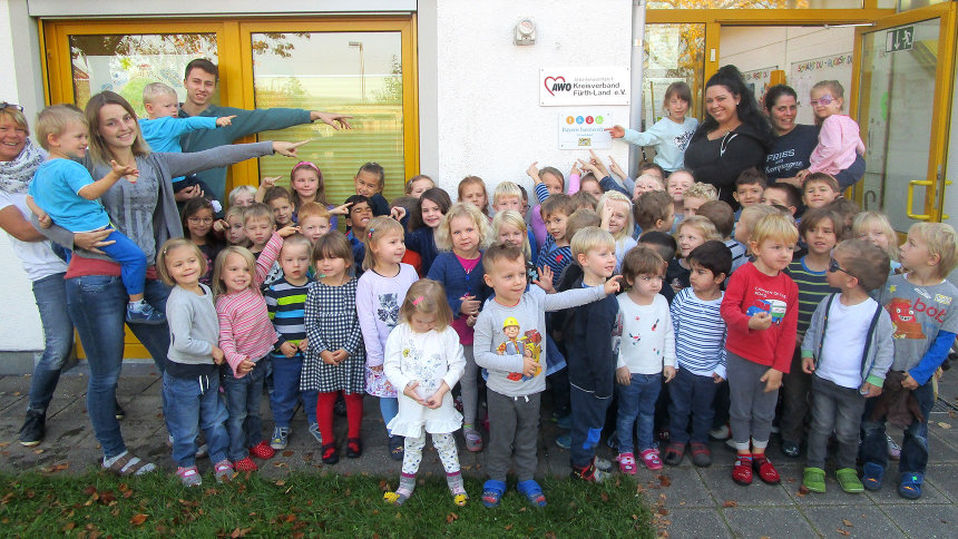 Gruppenbild: Übergabe des Signets „Bayern barrierefrei“.