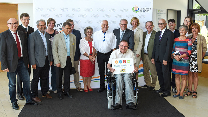 Gruppenbild: Übergabe des Signets „Bayern barrierefrei“.